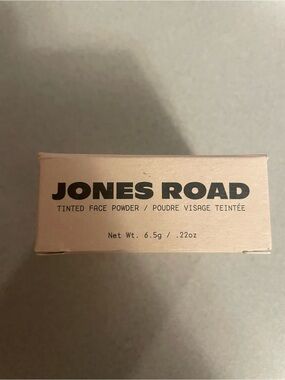 Jones Road Tinted Face Powder — Soft Beige